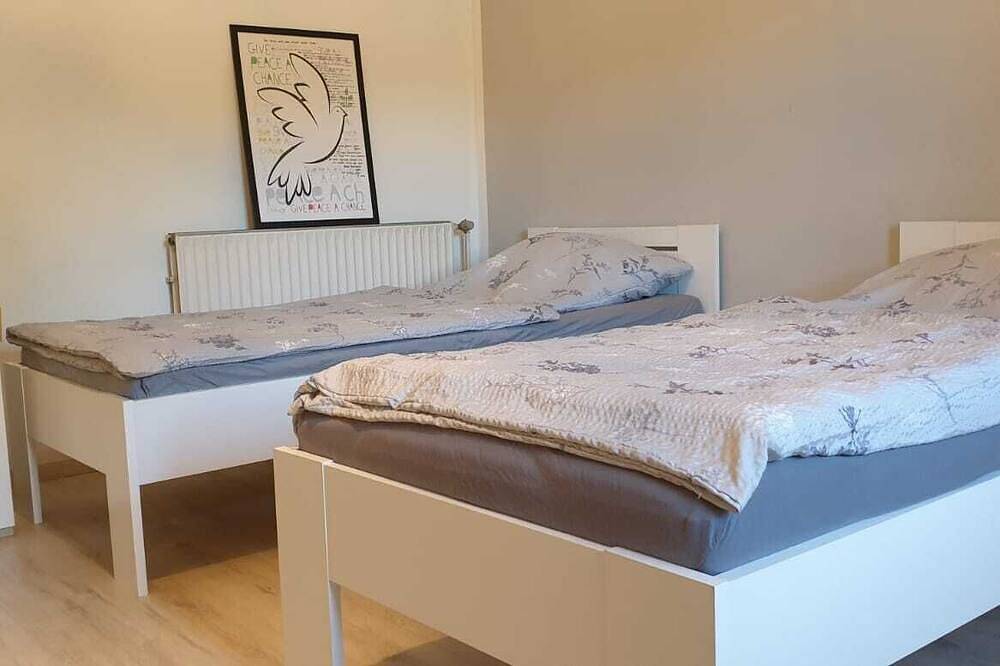 Ganze Wohnung, Sehr große Ferienwohnung mit toller Terrasse, riesiger Küche in Stemmer, Minden