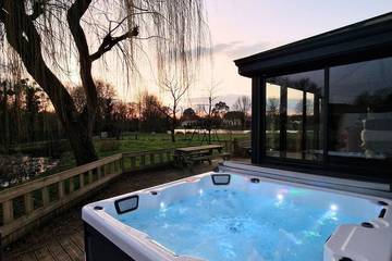 Location de vacances pour 14 personnes, avec jacuzzi ainsi que jardin et terrasse à Nueil-les-Aubiers