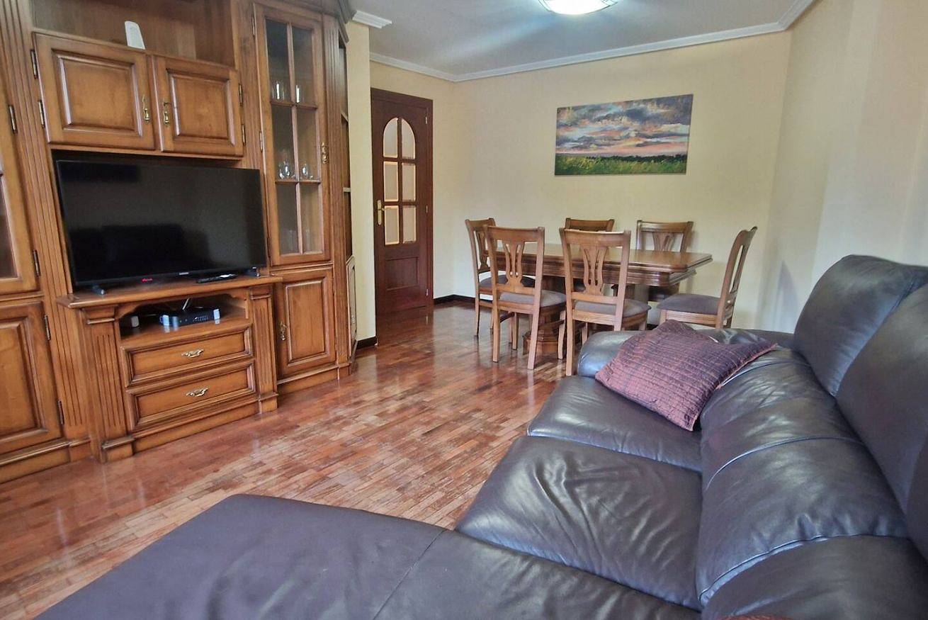 Entire apartment, Spacious apartment with Wi-Fi, dishwasher, and full kitchen in Noreña, Asturias Province