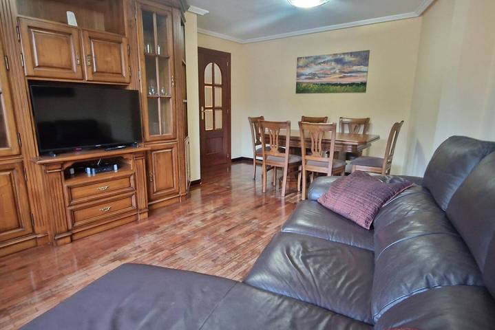 Apartamento entero, Amplio apartamento con Wi-Fi, lavavajillas y cocina completa in Noreña, Provincia de Asturias