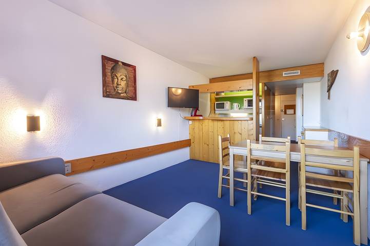 Entire studio, Studio Apartment "Lauzieres 10 Arc" with Balcony & Wi-Fi in Arc 1800, Bourg-Saint-Maurice