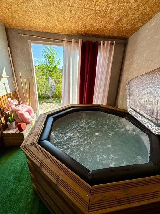 Location de vacances pour 6 personnes, avec Jacuzzi et Terrasse ainsi que Jardin et Piscine dans Montpouillan - 4