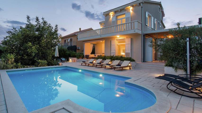Ferienhaus für 11 Personen, mit Garten und Pool sowie Balkon in Kaštela