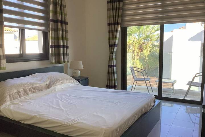 Nol Adre.    Une villa de luxe avec sa propre piscine privée, vue sur la mer in Kapari, Chypre du Sud