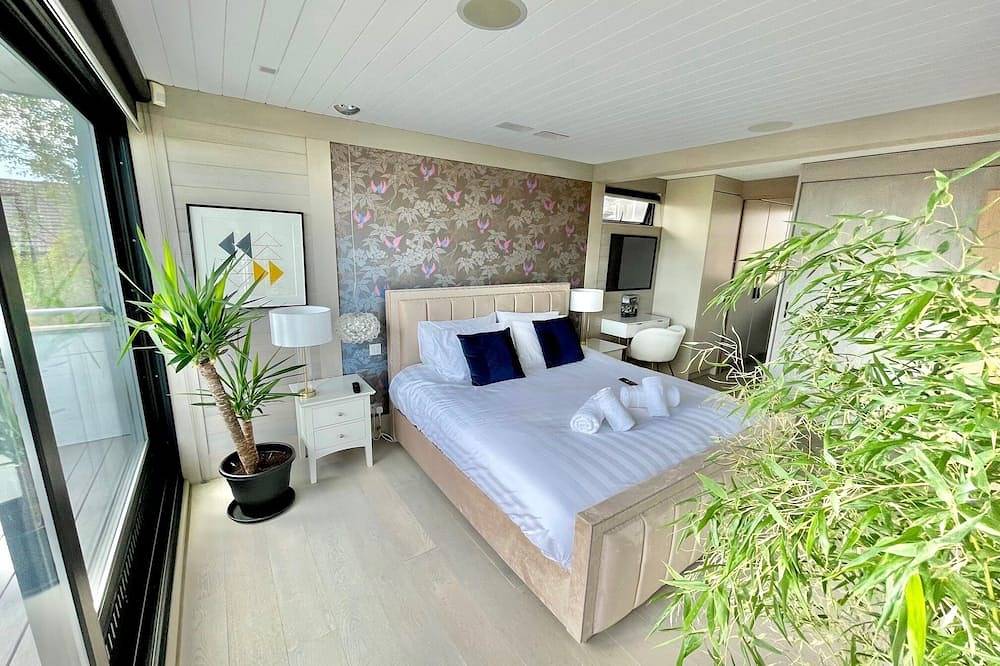 Entire apartment, The Beach Hytte - Stunning Sea View Penthouse in Bournemouth, South West England