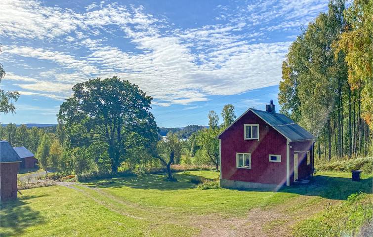 Hus för 4 Personer med trädgård in Dalslands kanal