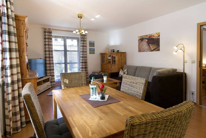 Ferienwohnung für 2 Personen, mit Balkon und Terrasse sowie Garten und Pool im Mittenwald