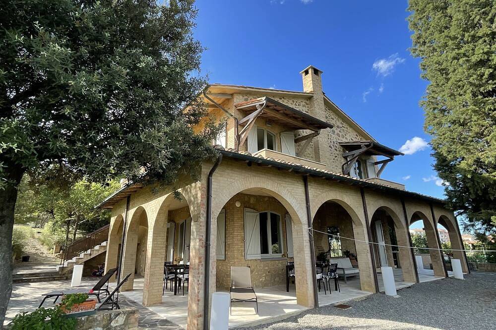 Modern Farmhouse surrounded by vineyard/olive groves, 5 min from the town center in San Quirico d'Orcia, Orciatal
