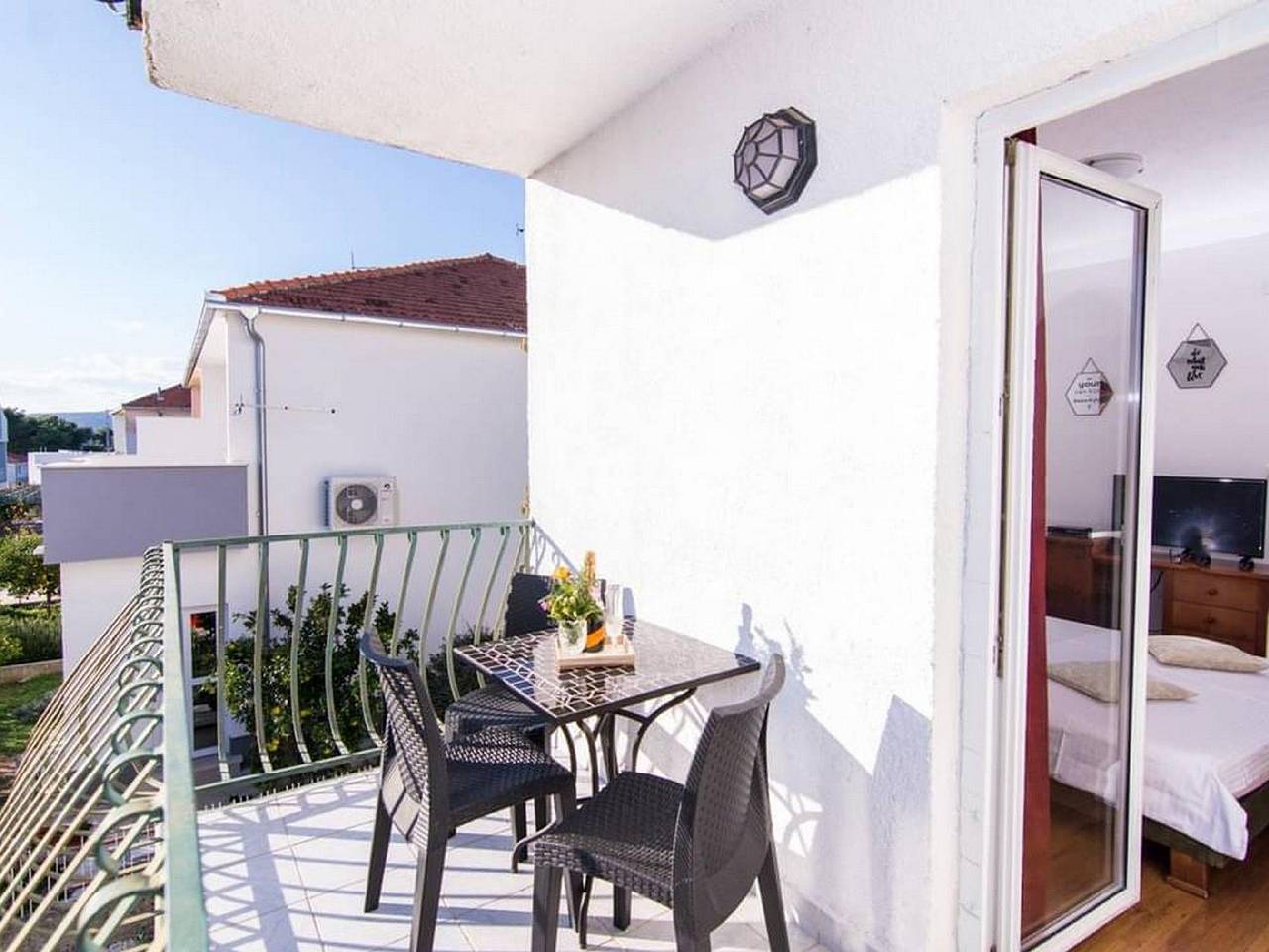 Ganze Ferienwohnung, Studioappartement Esthera 2 mit Balkon in Strandnähe in Okrug Donji, Ciovo