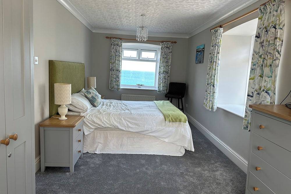 Entire apartment, Stunning Beach Front Apartment - Watch the dolphins over breakfast in New Quay, Cardigan Bay