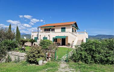 Gîte pour 6 personnes, avec jardin et terrasse ainsi que piscine et vue à Camporosso