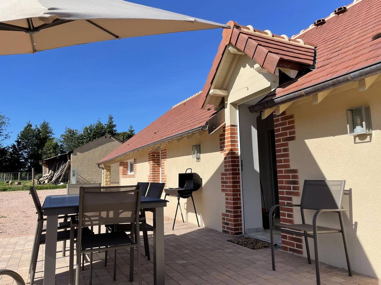 Cozy Countryside Getaway: 2-Br, Terrace, Close to Le Pal, Fully Equipped in Thiel-sur-Acolin, Allier
