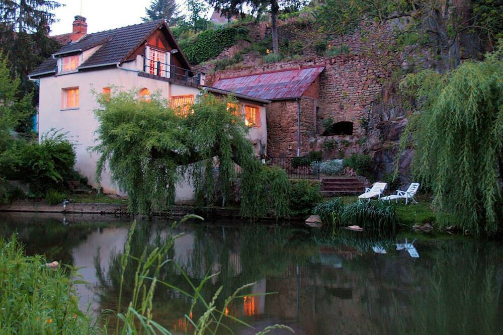 Cozy Riverfront House avec vue dans la charmante ville médiévale - Réductions disponibles in Semur-en-Auxois, Région de Montbard