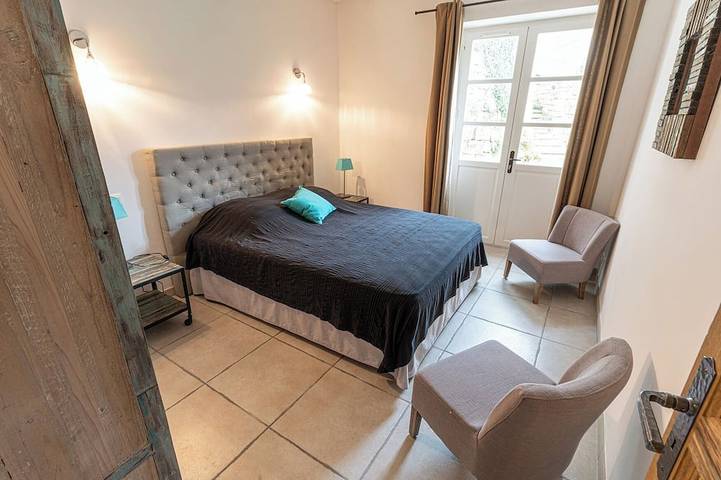 Location de vacances pour 8 personnes, avec jardin ainsi que piscine et terrasse à Issirac - 3