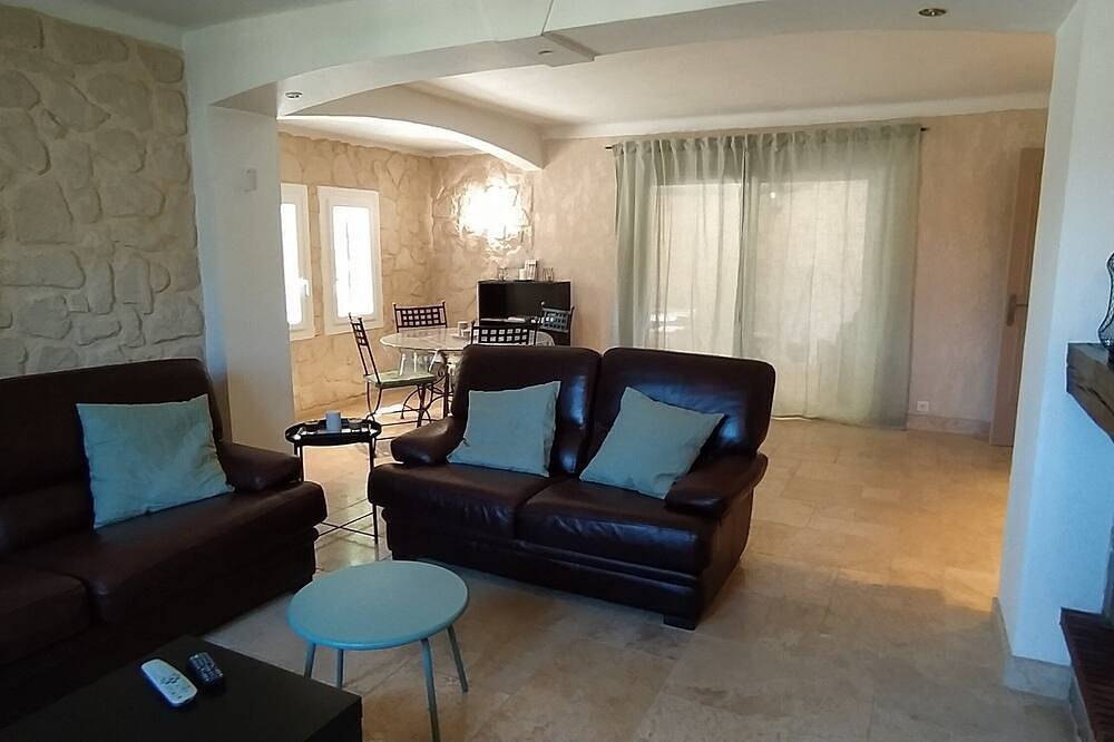 Comfortable 110m² air-conditioned gîte in the heart of Provence in La Barben, Aix-en-Provence region