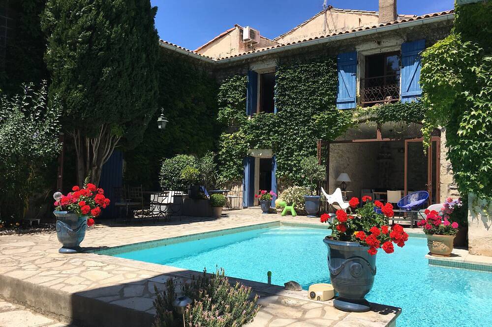 Appartement entier, Appartement dans villa de charme avec piscine. in Caveirac, Région de Nîmes