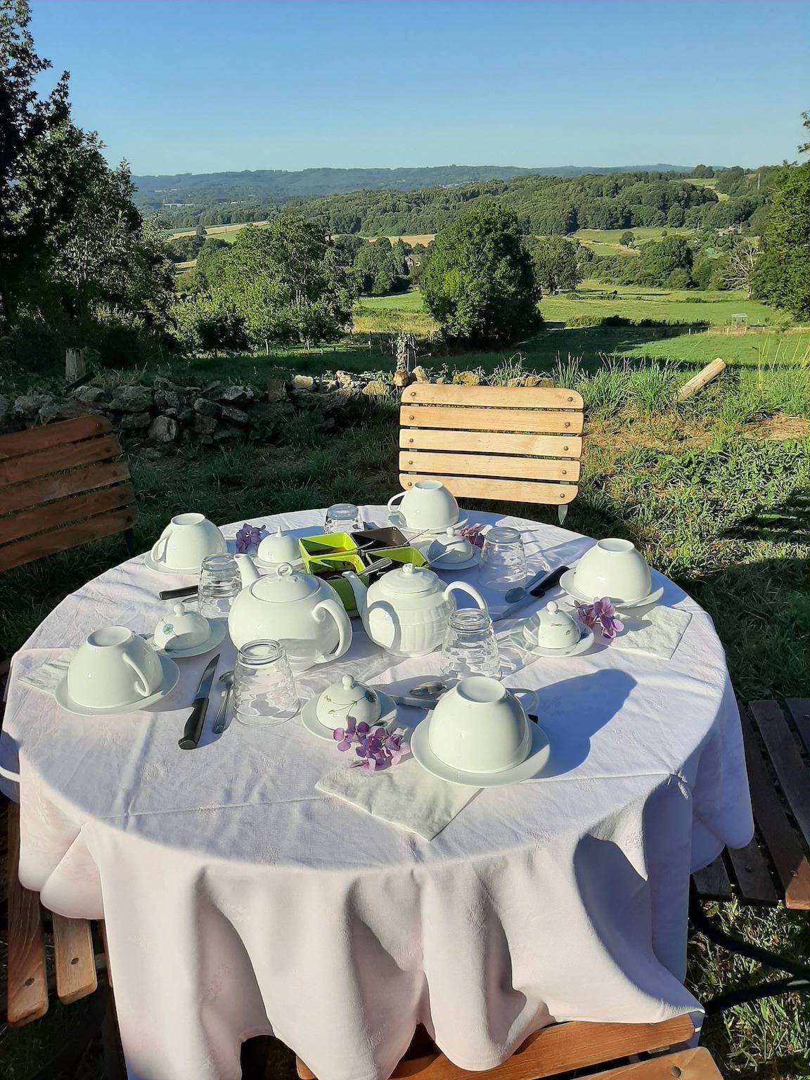 Chambre d’hôtes « La Chambre Jp à La Parenthèse » : vue montagne, jardin partagé, Wi-Fi in Folles, Région de Bellac