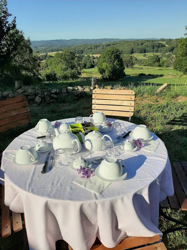 Chambre d’hôtes « La Chambre Jp à La Parenthèse » : vue montagne, jardin partagé, Wi-Fi in Folles, Région de Bellac