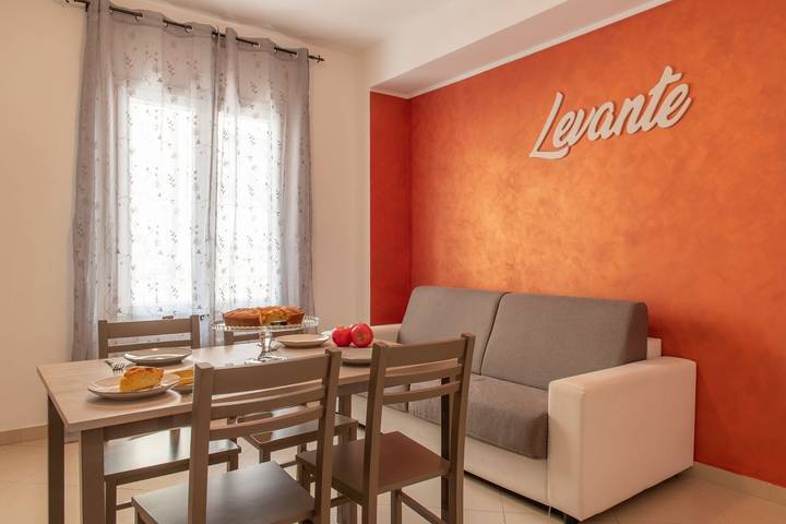 Appartamento intero, Appartamento 'Levante' con Wi-Fi e aria condizionata in Loano, Riviera di Ponente
