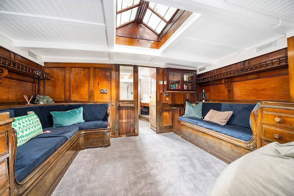 Entire apartment, Lorna, Houseboat , West Mersea in Mersea Island, Colchester