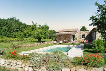 Location de vacances pour 10 personnes, avec piscine et jardin à Oppède