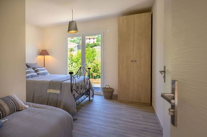 Location de vacances pour 12 personnes, avec piscine et terrasse ainsi que jardin et jacuzzi à Berlou - 2