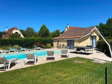 Location de vacances pour 12 personnes, avec jardin et piscine, animaux acceptés à Saint-Julien-de-Lampon