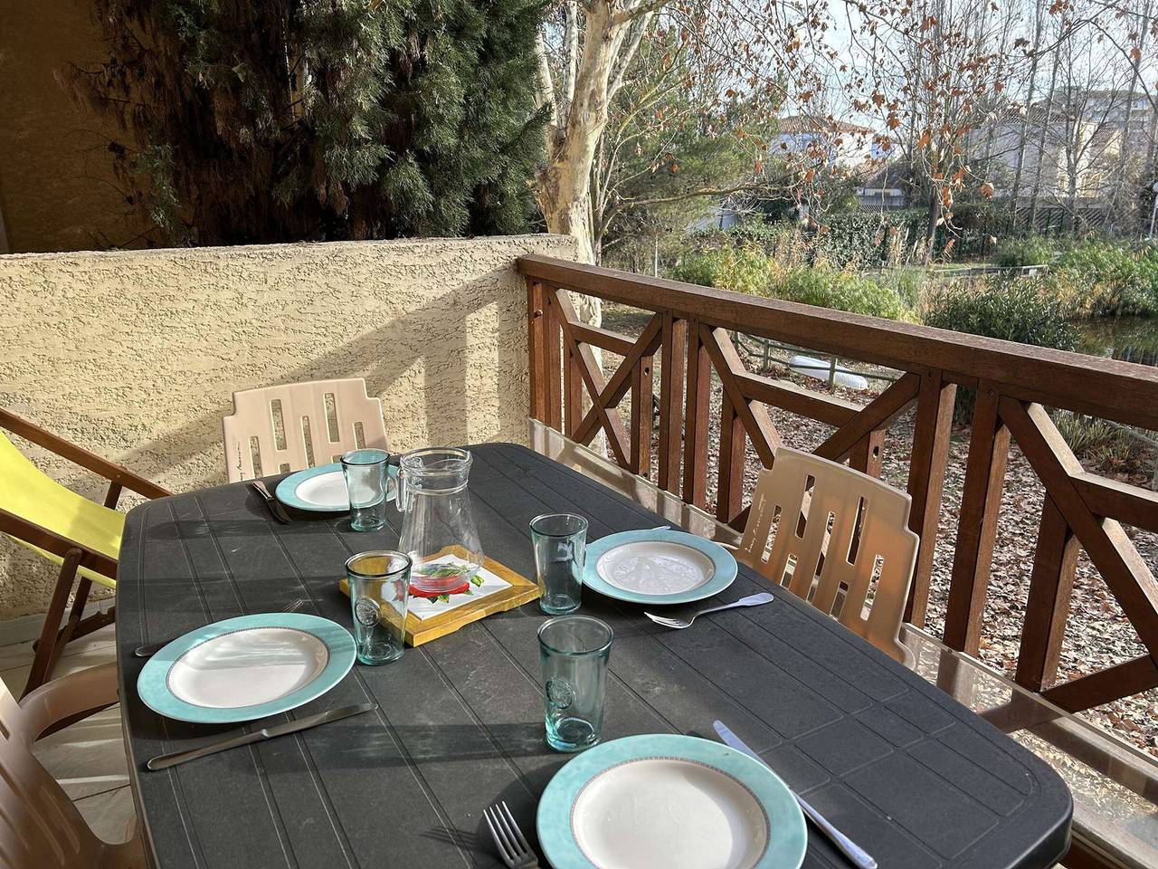 Entire apartment, 2-Room Cabin Apartment, Terrace, Private Parking, Sleeps 5, Port Camargue in Port Camargue, Le Grau-du-Roi
