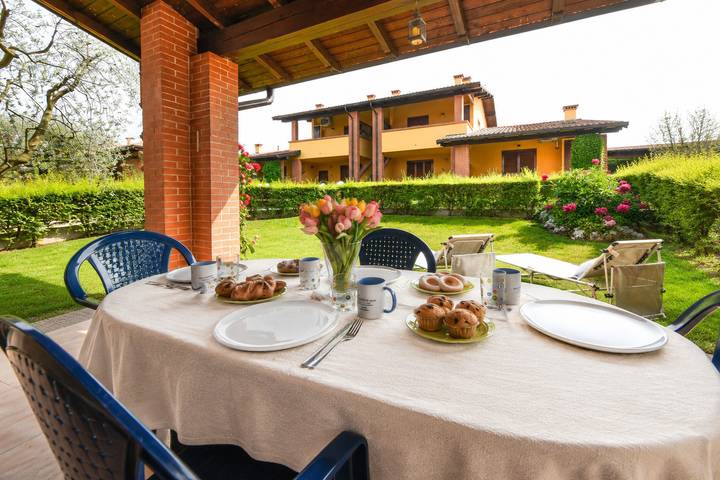 Apartamento entero, Mgh- Garda Bloom Family Stay Manerba in Manerba del Garda, Montañas Garda