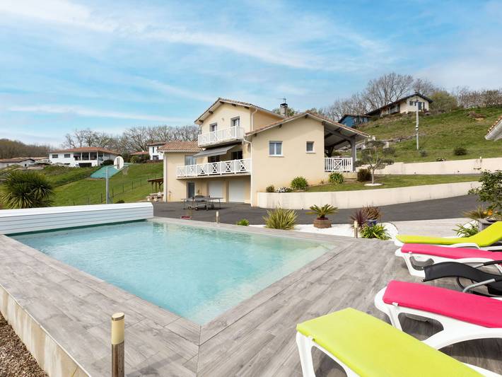 Maison de vacances pour 8 personnes, avec Balcon et Terrasse ainsi que Jardin et Piscine à Saint-Martin-de-Seignanx