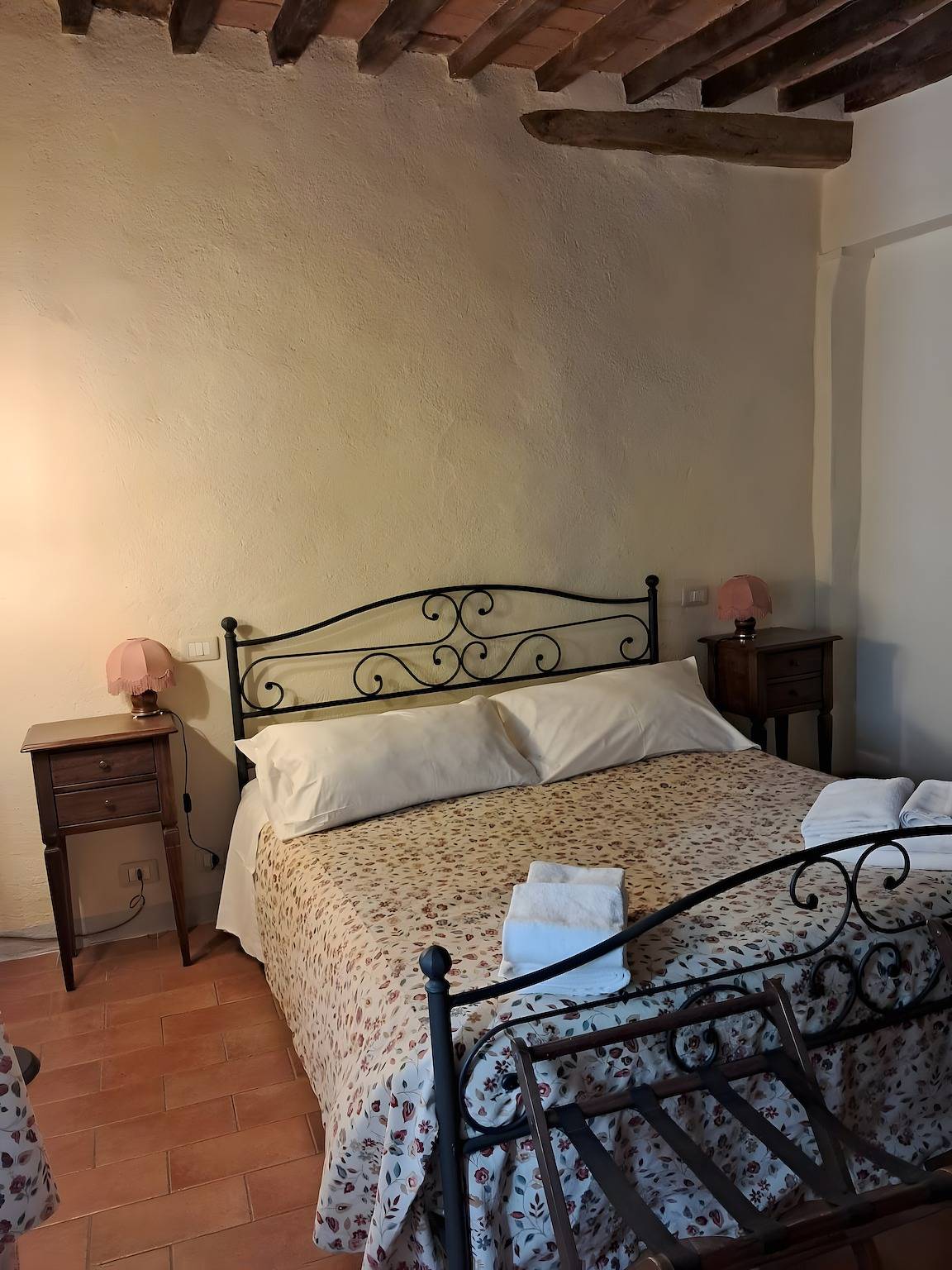 Locanda Di Montisi Room La Giostra among the hills of Montalcino in San Giovanni d'Asso, Montalcino