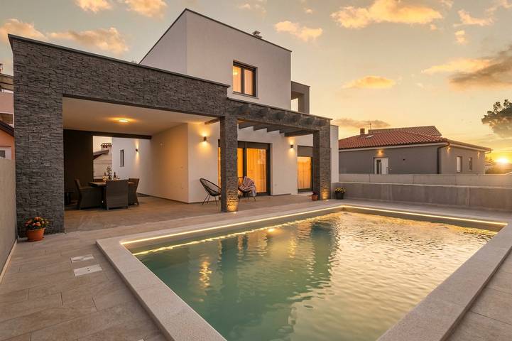 Villa für 8 Personen, mit Balkon und Terrasse sowie Garten und Pool in Pula