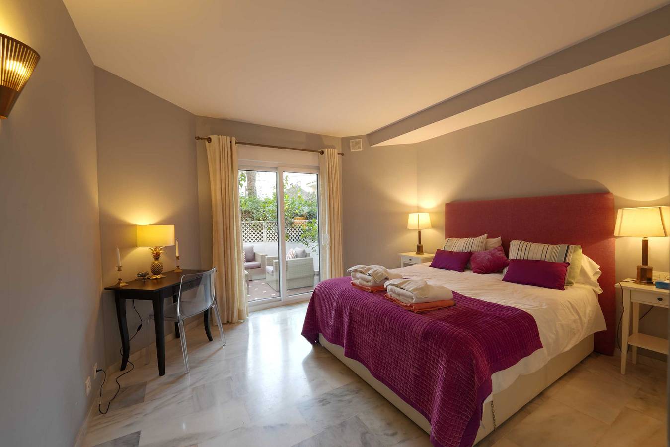 Ganze Wohnung, 2039 Cozy Beachfront Apartment on Golden Beach in Marbella Ost, Marbella