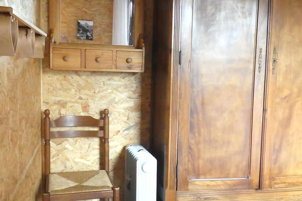 Chalet Dans le Revermont, Proche de Lacs et Sentiers de Randonnées. Très Calme in Corveissiat, Región de Bourg-en-Bresse