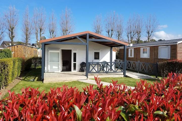 Chalet pour 4 personnes, avec piscine ainsi que terrasse et jardin