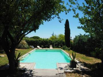 Gîte pour 4 personnes, avec piscine ainsi que terrasse et jardin à Vernègues