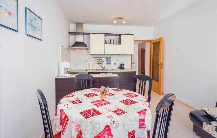 Apartamento vacacional entero, Acogedor apartamento con terraza cerca del centro de la ciudad y de la costa in Presika, Costa Este de Istria