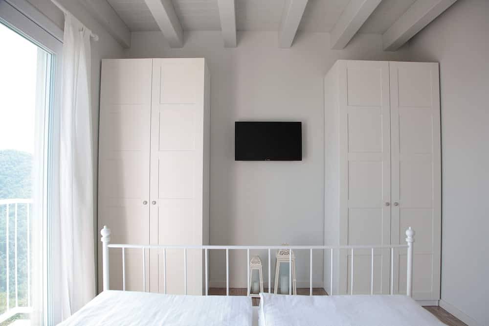 Ganze Wohnung, La Cornice sul Garda - Sambuco - terrace and lake view in residence with pool in Villanuova sul Clisi, Gardasee-Berge