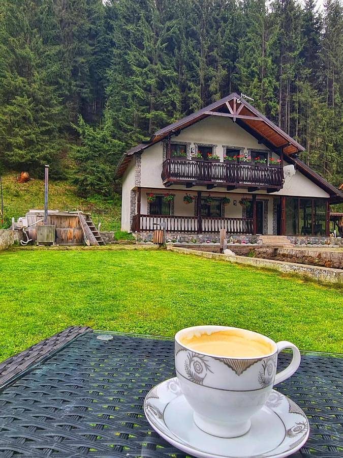 Location de vacances pour 6 personnes, avec jacuzzi et jardin dans Dorna-Arini