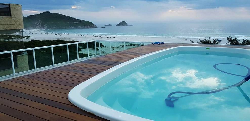 Casas e apartamentos de temporada para 8 pessoas, com vista e balcão e ainda piscina no Arraial do Cabo