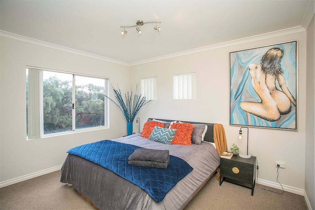 “Waterlily House” - Luxury Mandurah Canal Holiday Home - Jetty, Bbq, Sleeps 14 in Mandurah, Western Australia