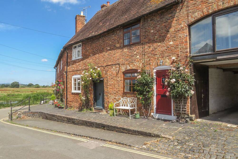 River Cottage, pet friendly, character holiday cottage in Tewkesbury in Tewkesbury, Gloucestershire
