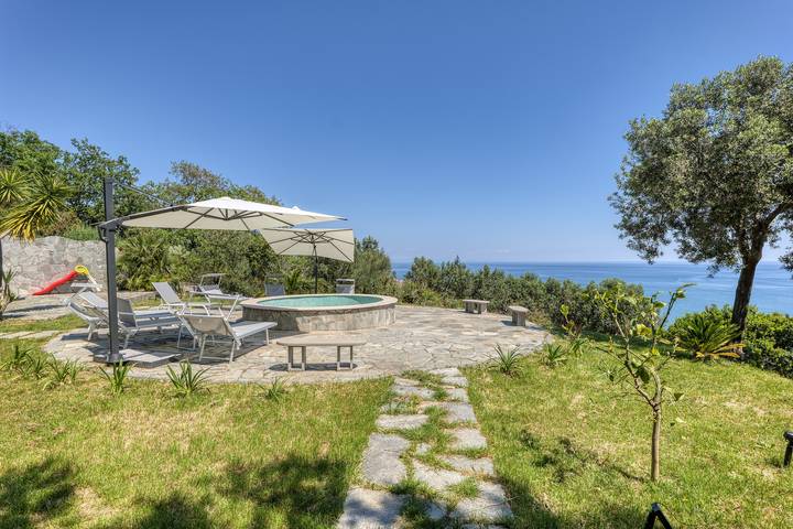 Villa für 10 Personen, mit Pool und Meerblick sowie Terrasse, mit Haustier in Ligurien
