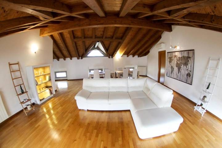 Attico per 4 persone, con Panorama a Bergamo