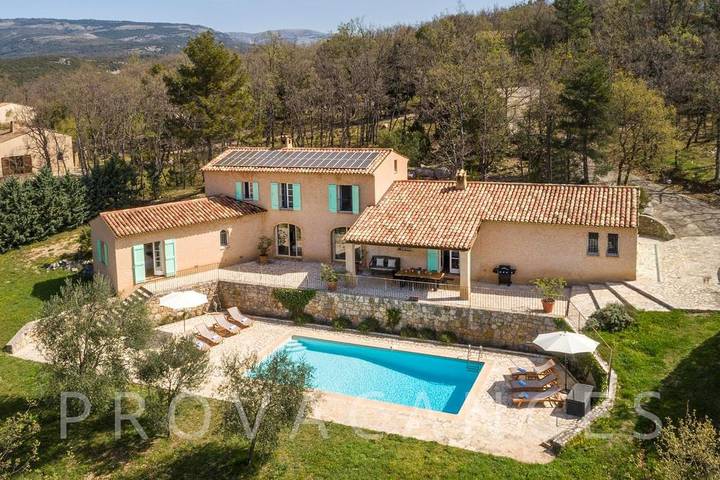 Location de vacances pour 8 personnes, avec Balcon/Terrasse ainsi que Jardin et Piscine à Mons (Var)