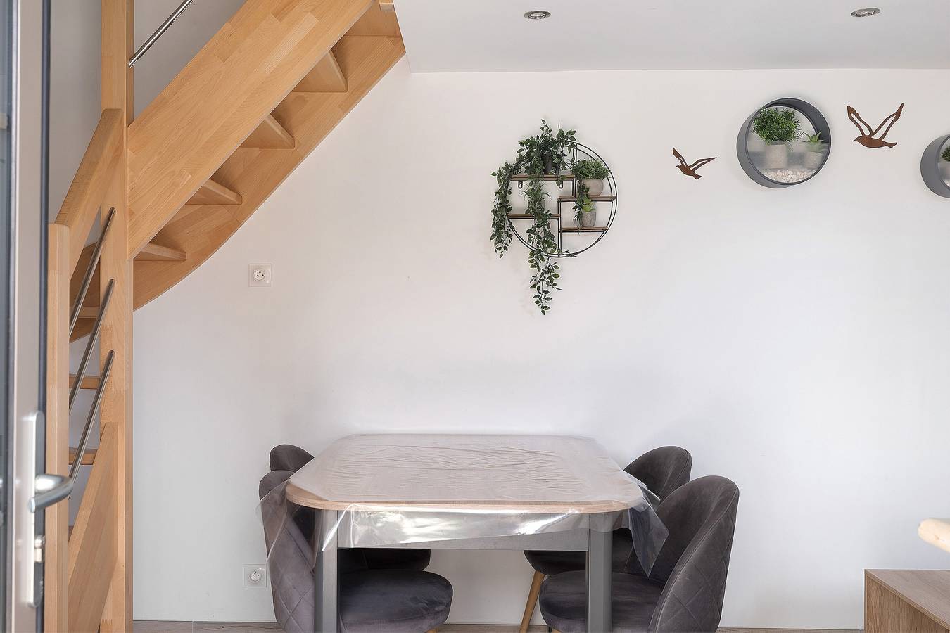 Holiday Home 'Petit Gîte Bleu' with Wi-Fi in Huillé-Lézigné, Loire Valley