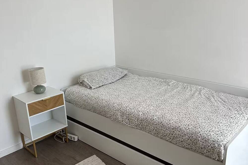Entire apartment, Bright apartment with terrace Private parking in Rouen, Rouen region