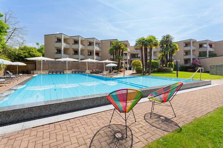 Appart’hôtel pour 2 personnes, avec jardin et balcon ainsi que vue et piscine