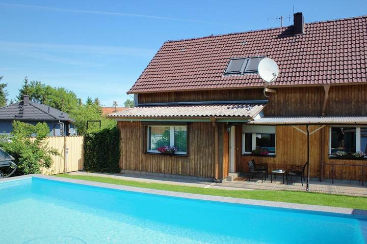 Ferienwohnung für 4 Personen, mit Terrasse und Garten sowie Pool und Ausblick