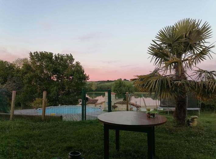 Gîte pour 6 personnes, avec terrasse et piscine ainsi que vue et jardin, animaux acceptés dans Base de loisirs de Saramon